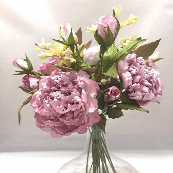 Искусственные цветы в интерьере: виды, нюансы выбора и 50 вдохновляющих фото